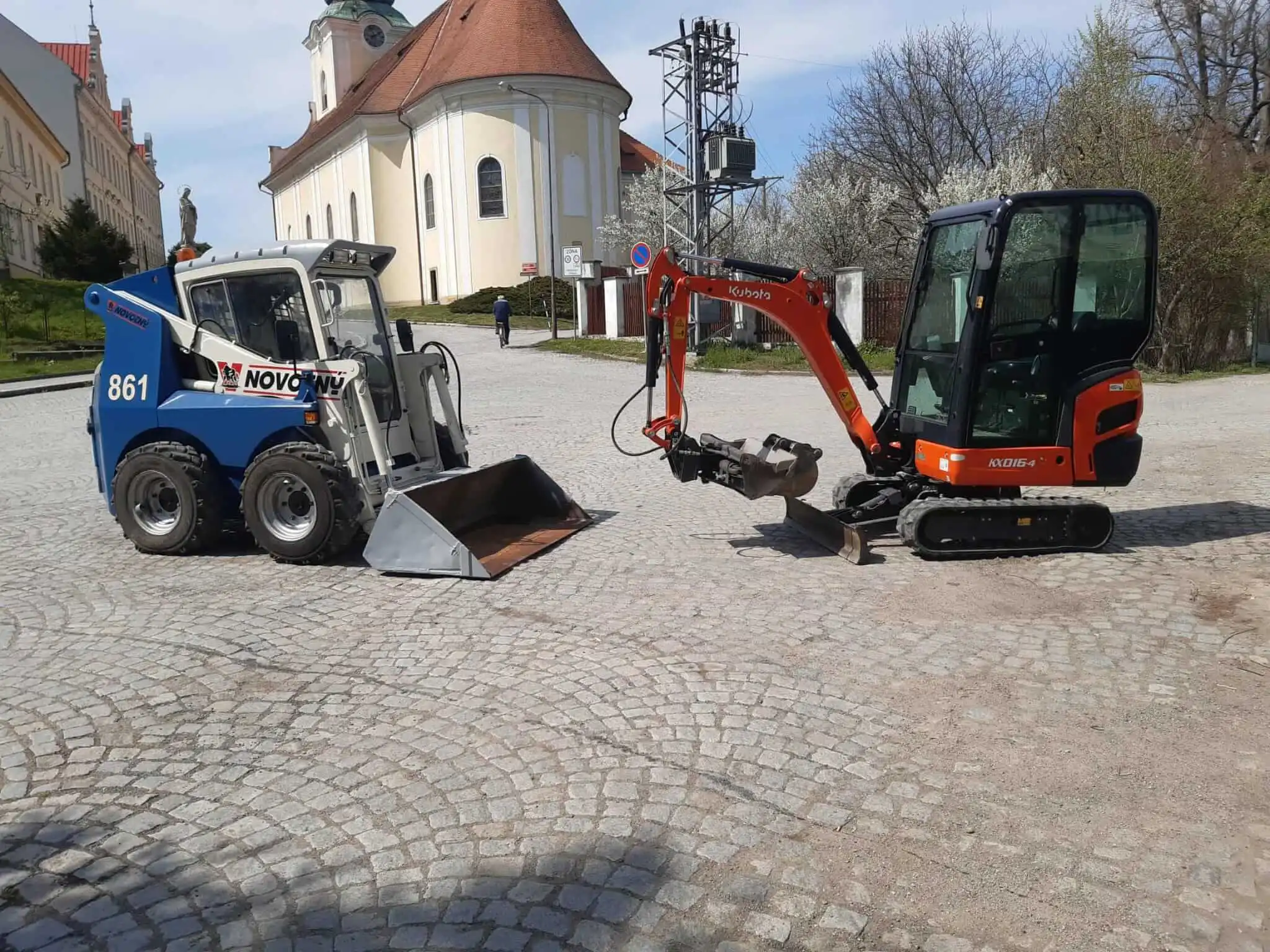 Minibagr při výkopových pracích